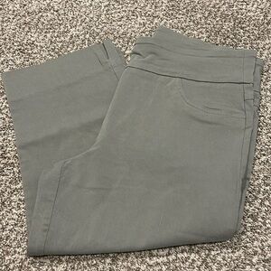Ruby Rd. petites capri slacks - in excellent condition.